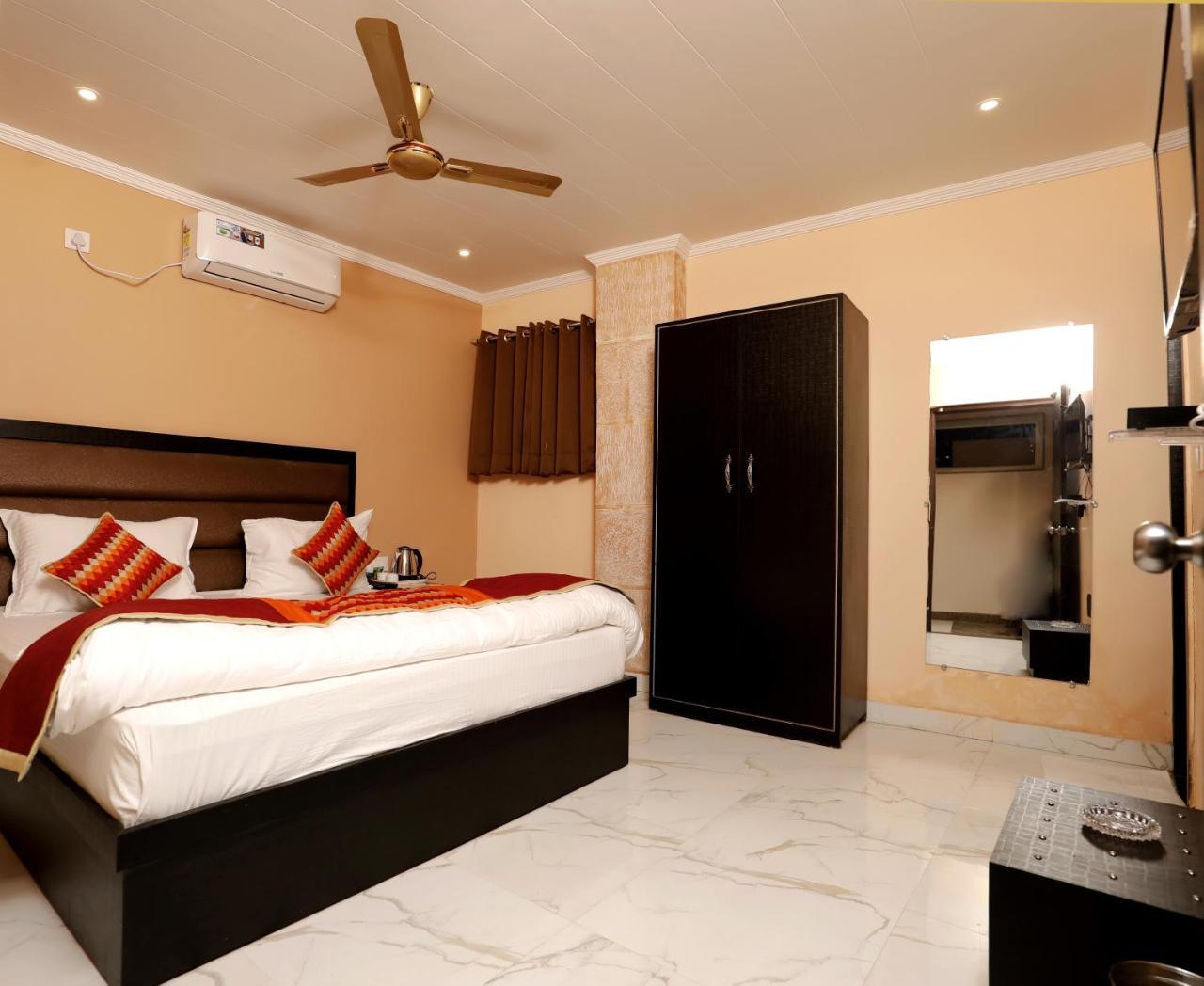 The Park Presidency Hotel Bareilly Exteriör bild