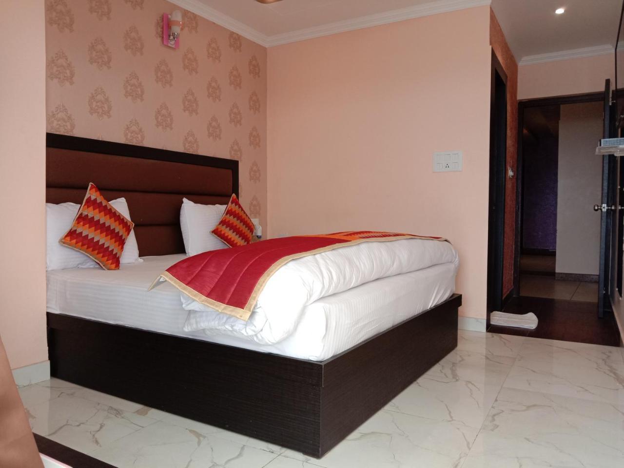 The Park Presidency Hotel Bareilly Exteriör bild